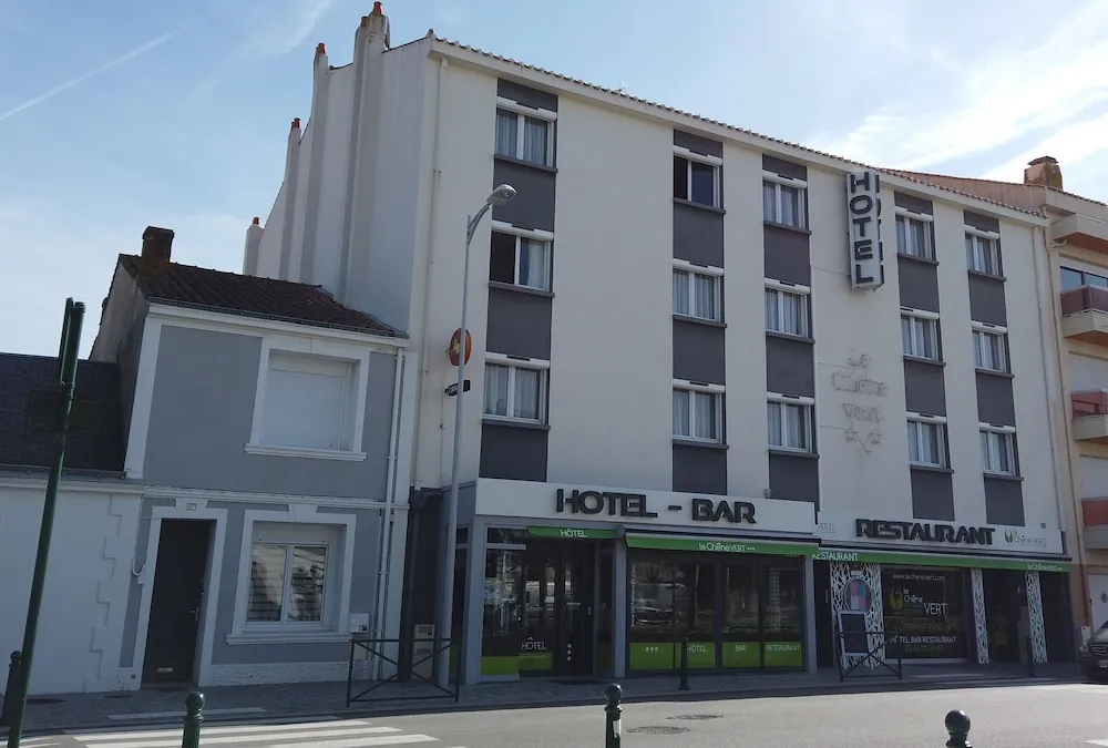 Façade du Citotel Le Chêne Vert aux Sables-d’Olonne : immeuble blanc de quatre étages avec enseigne hôtel, bar et restaurant