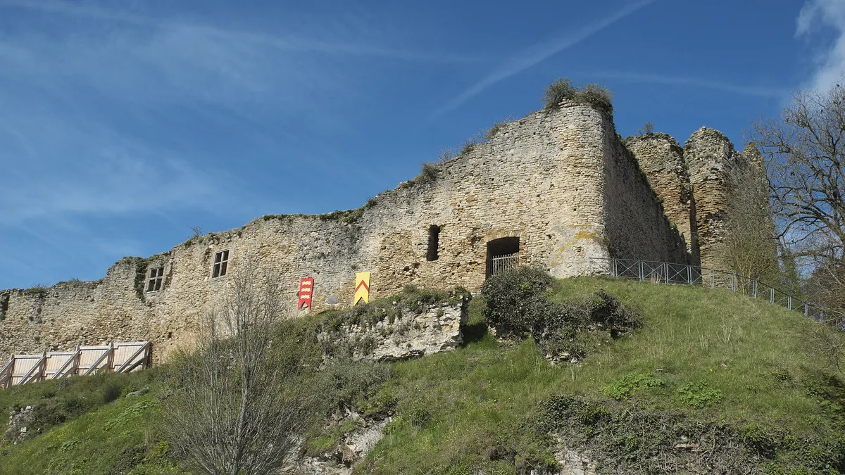 Ruines du château de Talmont, forteresse médiévale de pierre sur une butte herbeuse, sous un ciel bleu