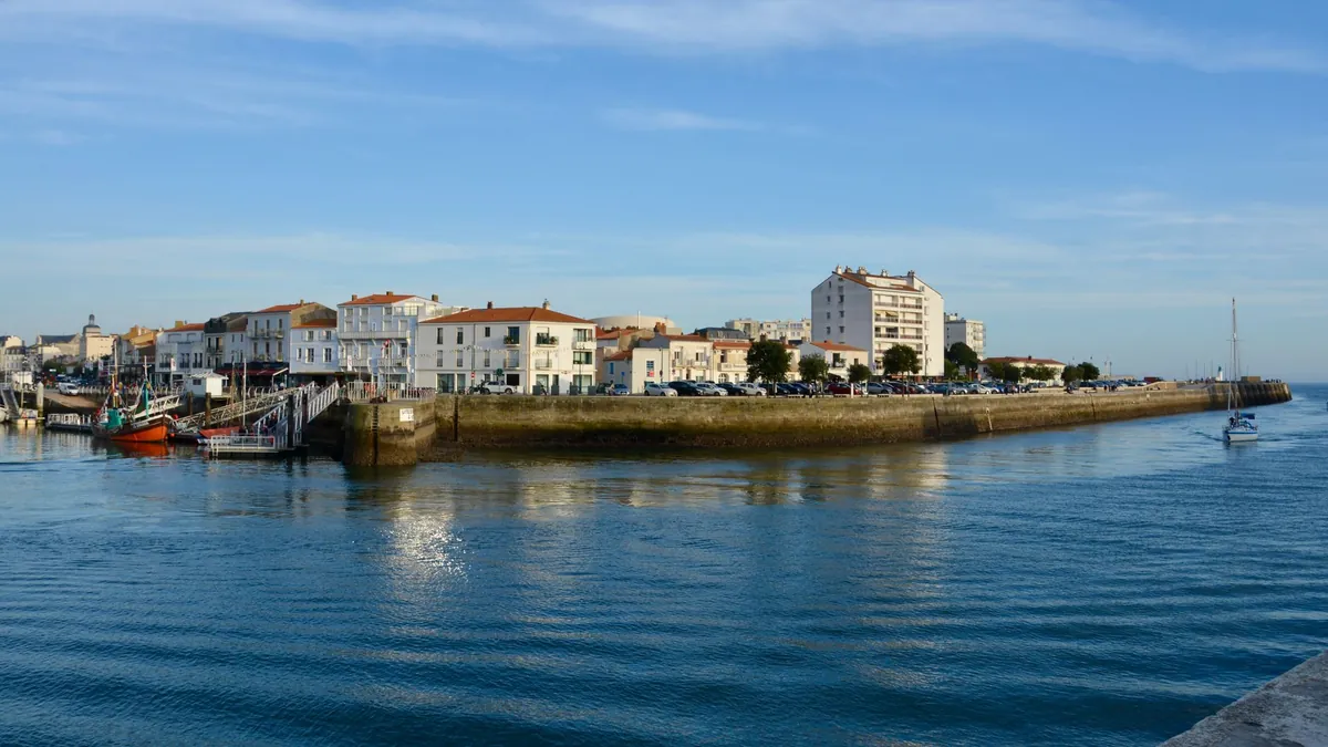 Quais et maisons du port des Sables-d'Olonne au bord du chenal, un secteur où dormir aux Sables-d'Olonne