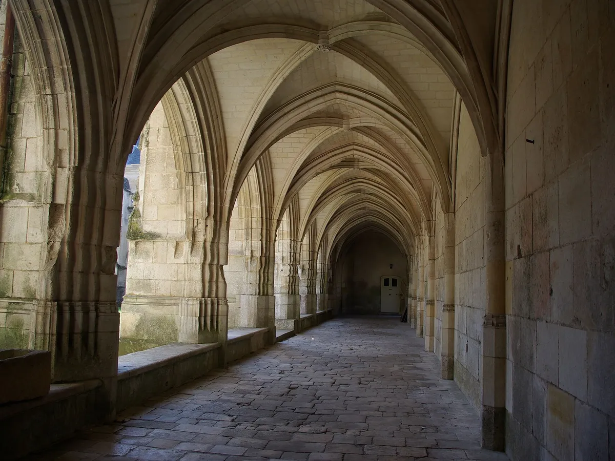 Galerie voûtée du cloître gothique de la cathédrale de Luçon, avec son dallage en pierre
