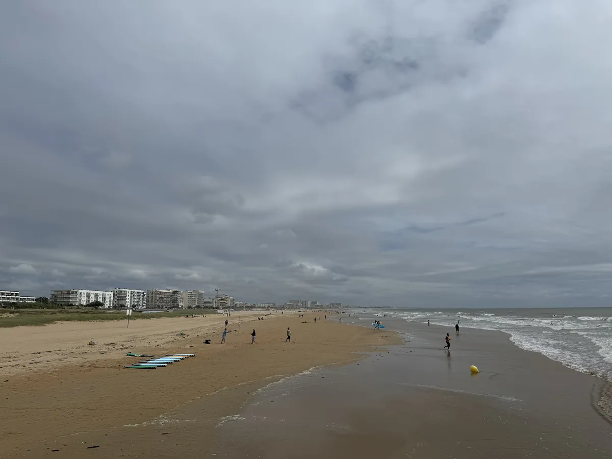 Grande plage de sable de Saint-Jean-de-Monts vue depuis l'estacade, avec les immeubles du front de mer au loin
