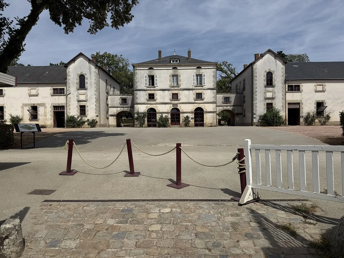 Cour pavée du Haras de la Vendée à La Roche-sur-Yon, avec ses bâtiments en pierre claire et ses toits d'ardoise