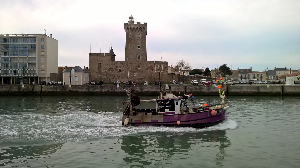 Tour d'Arundel à La Chaume, vue depuis le chenal des Sables-d'Olonne avec un chalutier au premier plan