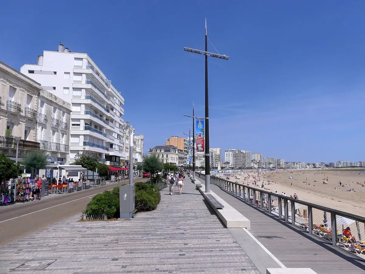 Promenade du front de mer et Grande Plage des Sables-d'Olonne, avec les immeubles du centre et la plage à droite