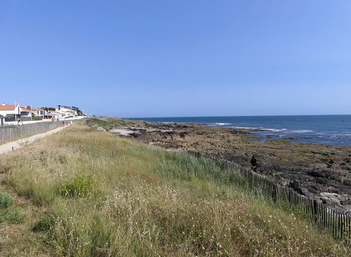 Sentier côtier et rochers sur la côte sud des Sables-d'Olonne, près du quartier de Tanchet