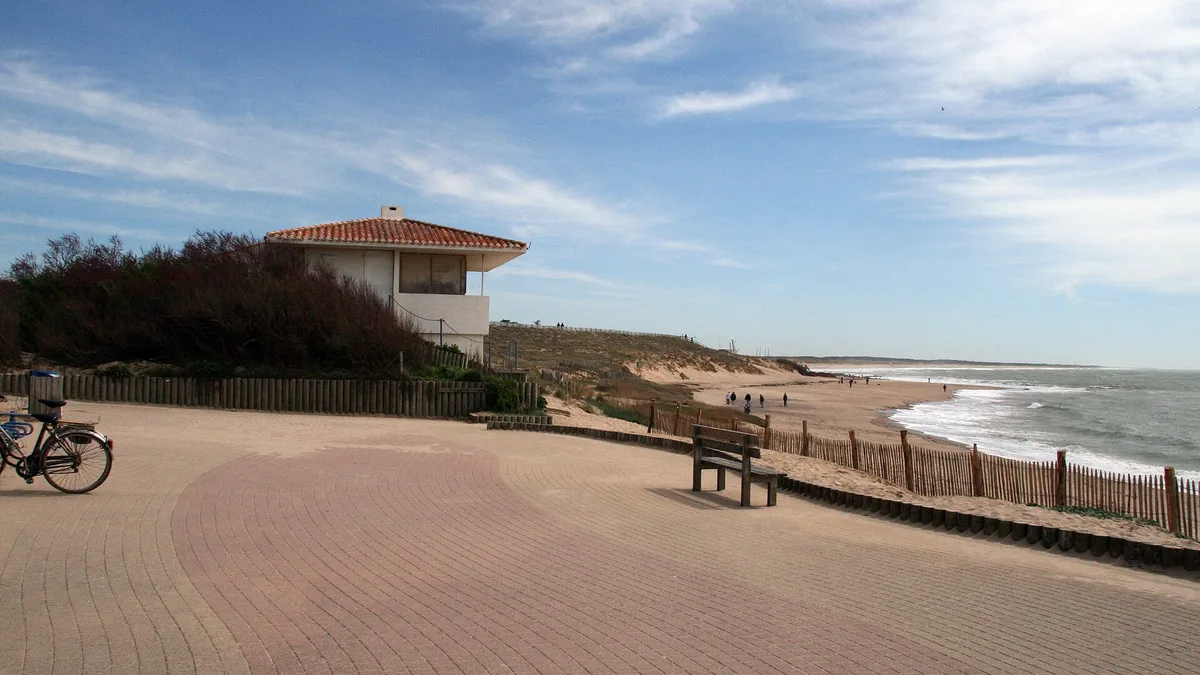 Vacances à Brétignolles-sur-Mer : poste de secours sur la plage près d'une aire de jeux