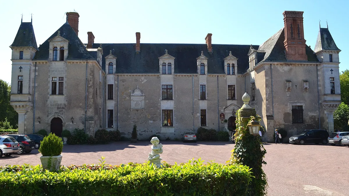 Vacances à Challans : façade du château de la Vérie et sa cour