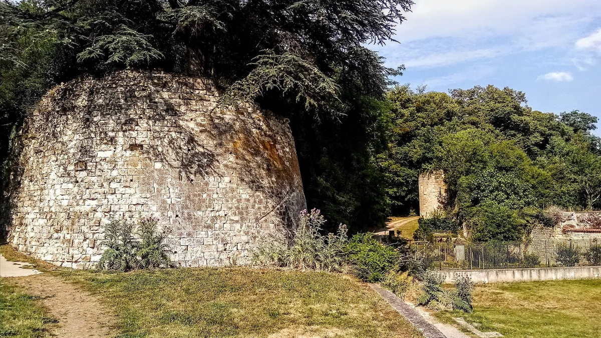 Vacances à Fontenay-le-Comte : vestiges du château fort dans le parc Baron