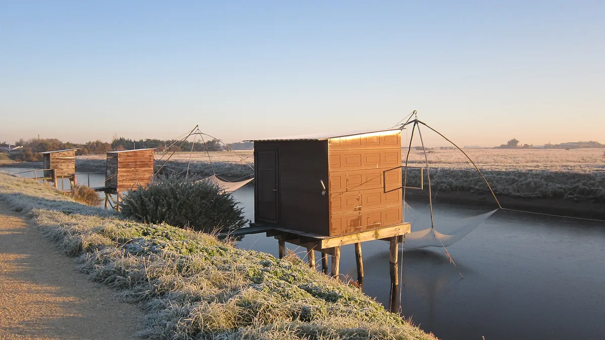 Vacances à La Barre-de-Monts : carrelets de pêche au bord d'un chenal à Fromentine
