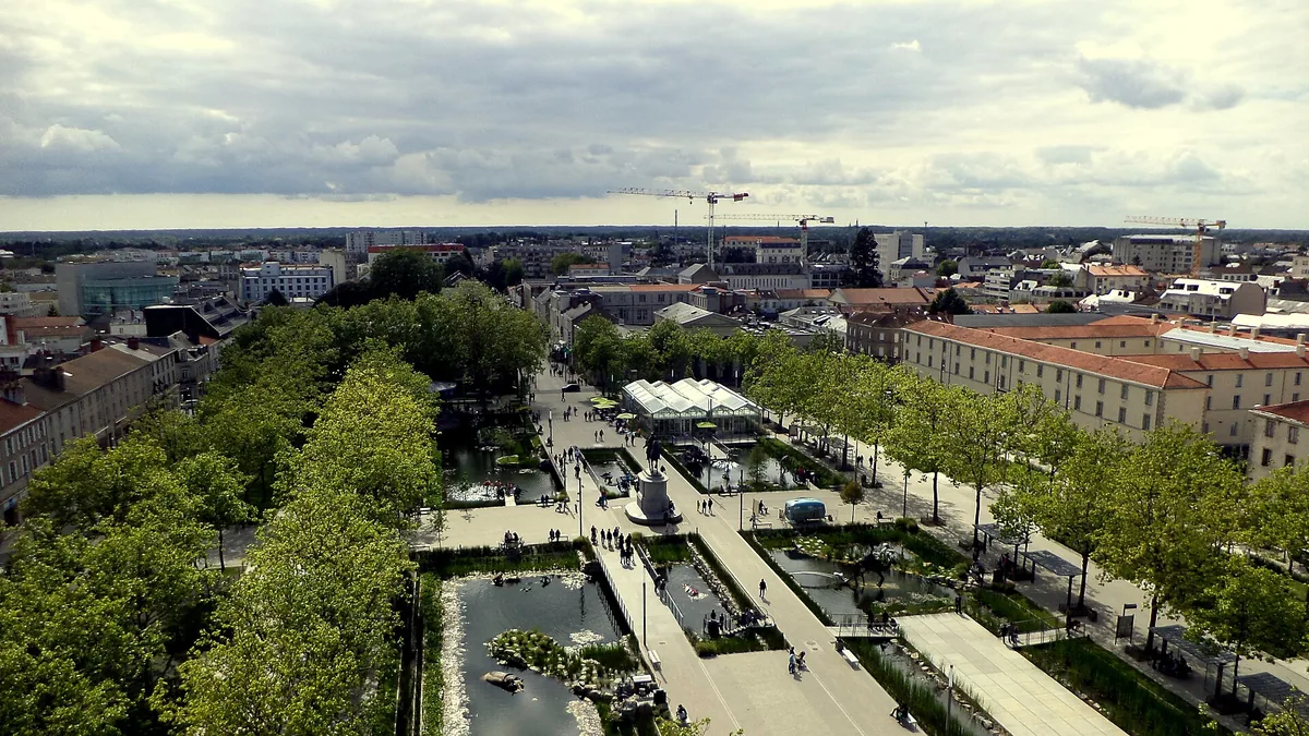 Vacances à La Roche-sur-Yon : la place Napoléon et ses bassins vus d'en haut