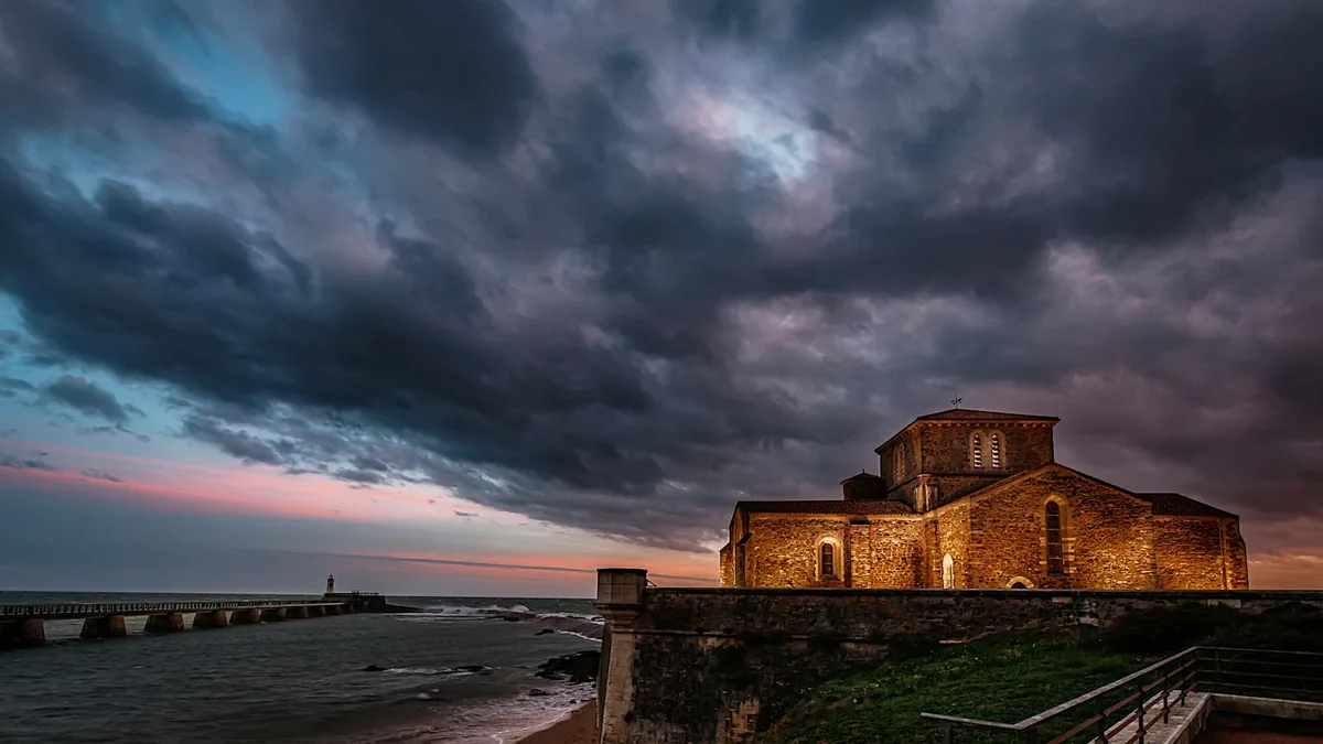 Vacances aux Sables-d'Olonne : le Prieuré Saint-Nicolas au-dessus de l'océan à La Chaume