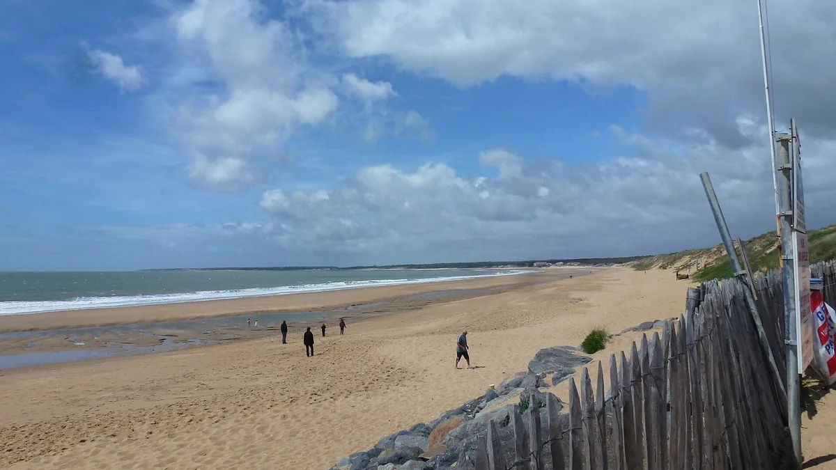 Vacances à Longeville-sur-Mer : la plage des Conches au pied des dunes