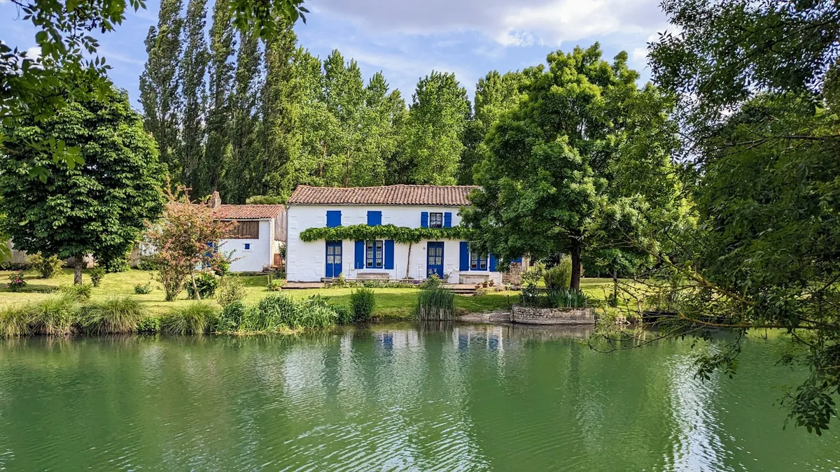 Maison au bord d'un canal du Marais poitevin