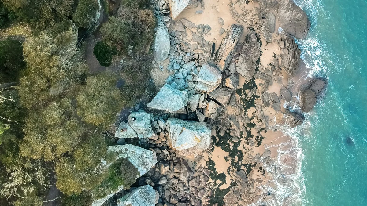 Vacances à Noirmoutier-en-l'Île : rochers et eau claire au bois de la Chaise, vue aérienne