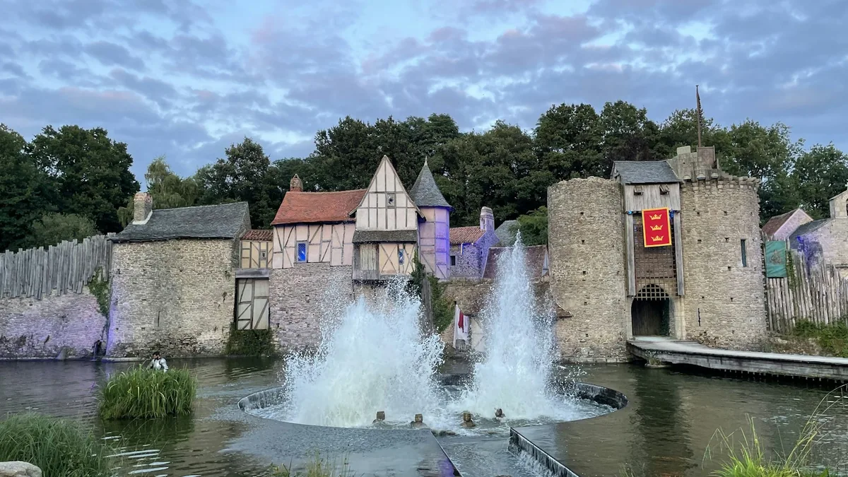 Vacances au Puy du Fou : bassin et fontaine dans les jardins du parc
