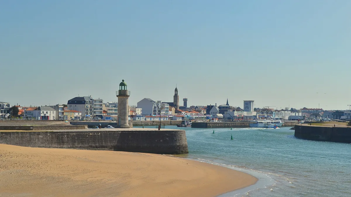 Vacances à Saint-Gilles-Croix-de-Vie : la plage et le phare de pierre à l'entrée du port