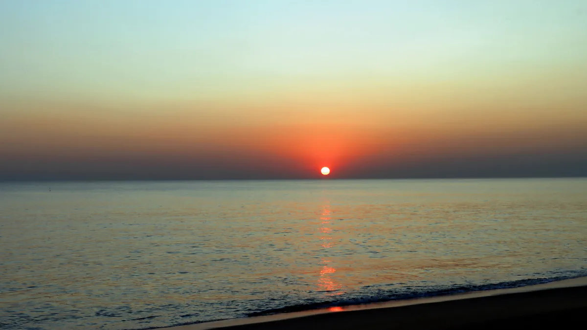 Vacances à Saint-Hilaire-de-Riez : coucher de soleil sur l'Atlantique depuis la plage