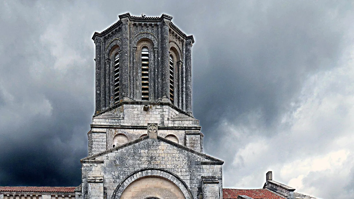 Vacances à Vouvant : maisons du village et tour dans la vallée